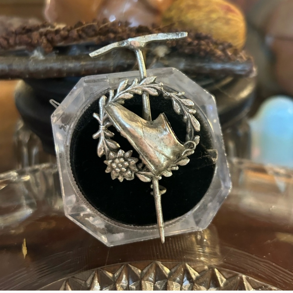Stunning vintage 925 Sterling Mountain climber brooch